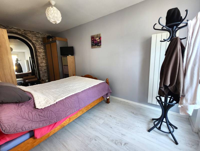 Deuxième grande chambre – Un intérieur chaleureux et bien agencé