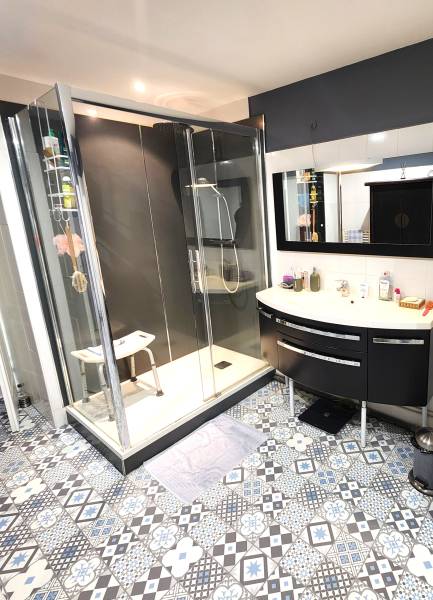 Salle de bains – Baignoire et douche pour plus de confort 2