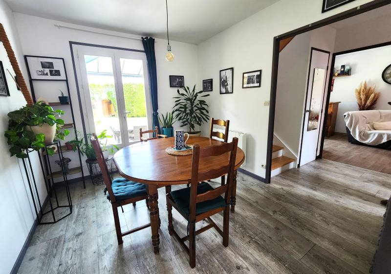 Salon lumineux ouvert sur la cuisine – Maison Val-de-Reuil