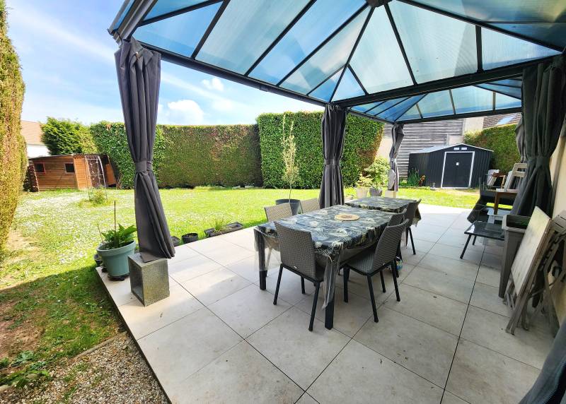 Terrasse ensoleillée de 32 m² avec pergolas – Maison Val-de-Reuil