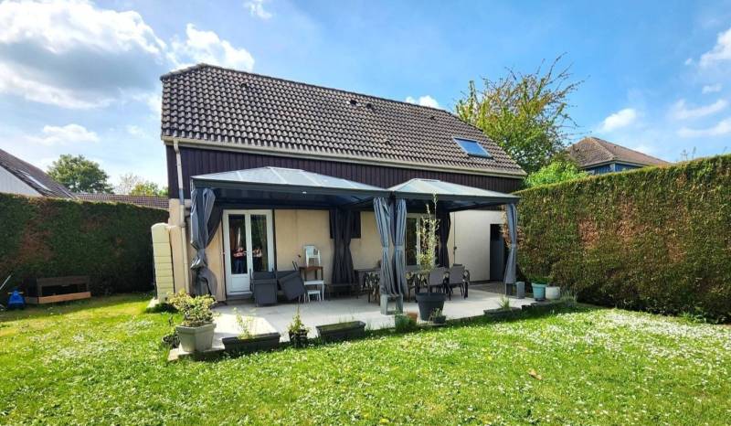 Façade de la maison dans un quartier calme – Immobilier Normandie