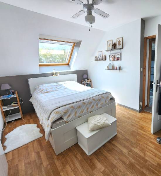 Chambre principale spacieuse et lumineuse – Maison familiale