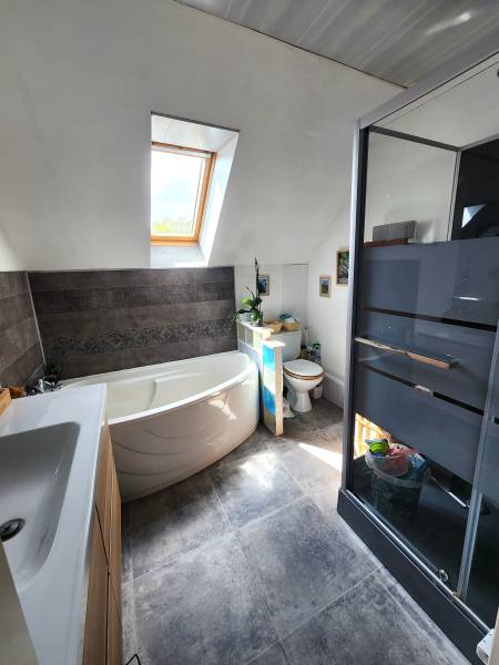 alle de bains avec douche moderne – Maison à Val-de-Reuil