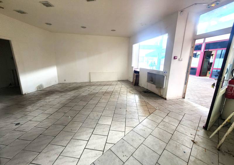 Local commercial 47 m² à vendre – Centre Val-de-Reuil, proche gare et A13, idéal investisseur ou activité pro