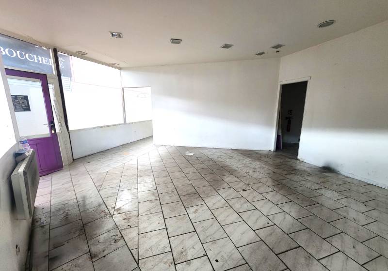 Local commercial 47 m² à vendre – Centre Val-de-Reuil, proche gare et A13, idéal investisseur ou activité pro