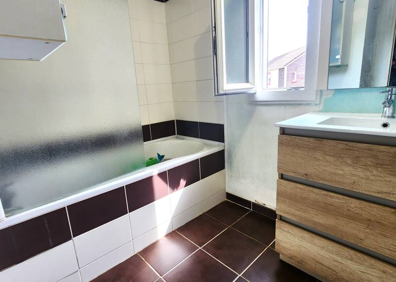 Maison 3 chambres à vendre à Val-de-Reuil – Jardin, terrasse, garage