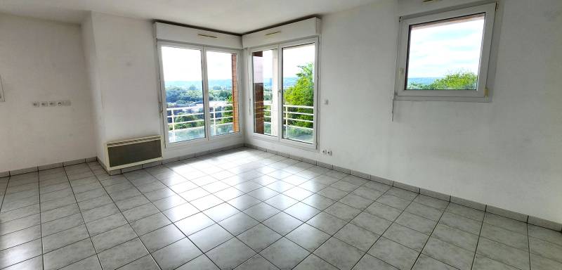 Appartement T1 avec terrasse, place de parking en sous sol et vue dégagée à Louviers – Idéal 1er achat ou investissement