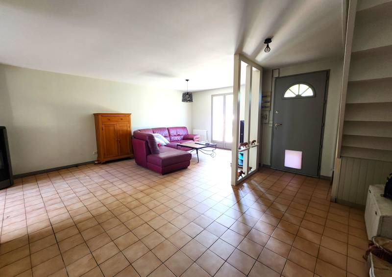 Maison familiale à vendre – 85 m² habitables, 3 chambres, terrasse et grand garage