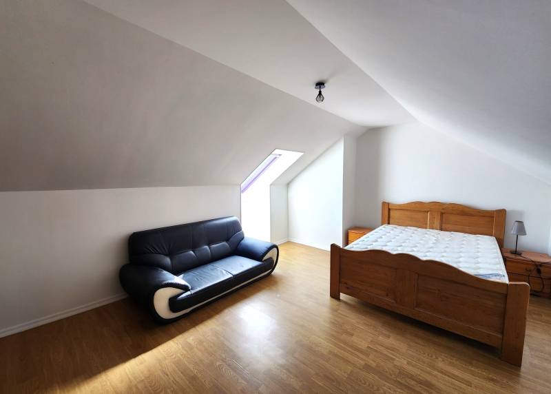 Maison lumineuse avec poêle à granulés, 3 chambres et terrain clos de 450 m²