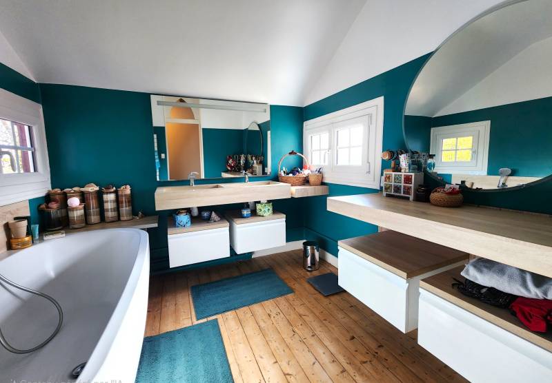 Grande maison familiale avec dépendance et terrasse sur vaste terrain piscinable