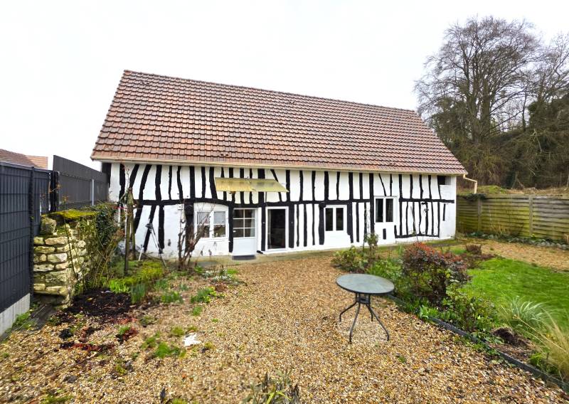 Maison normande à colombages à vendre à Léry – 3 chambres, jardin et dépendances