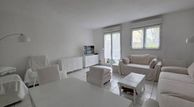 Maison en excellent état avec jardin et garage à Val-de-Reuil