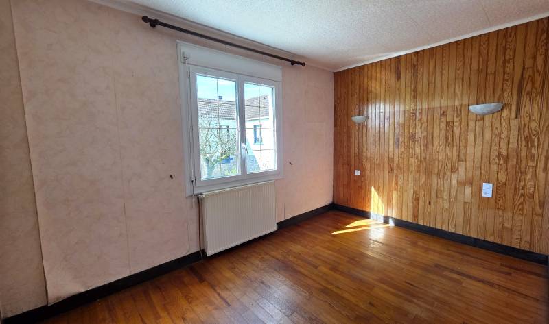 Maison avec verger et terrain 1500 m² – Poses – À rénover