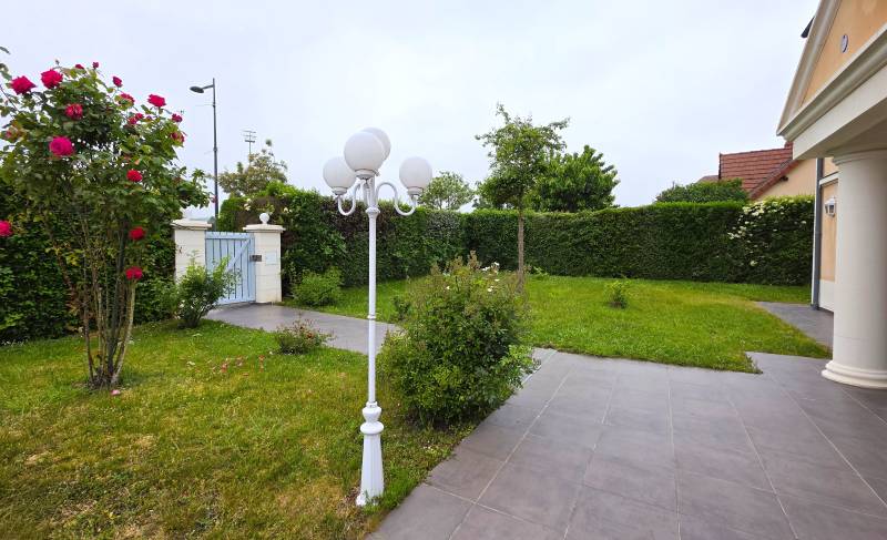 Maison avec sous-sol et stationnement, proche A13