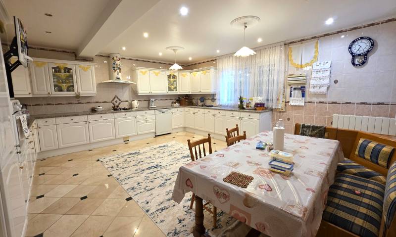Maison 7 pièces avec jardin et sous-sol, proche A13