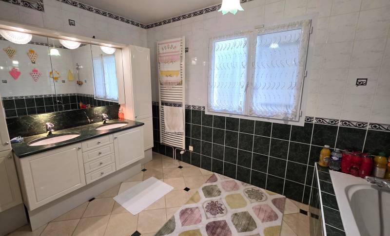 Maison 260 m² avec fort potentiel d’aménagement à Val-de-Reuil