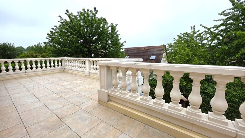 Maison 5 chambres avec grand séjour et potentiel au 2e étage à Val-de-Reuil