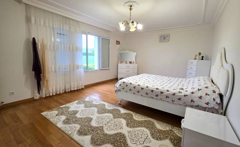 Maison avec chambre en RDC et grand terrain à Val-de-Reuil
