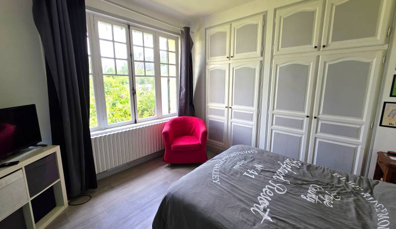 Maison familiale à Andé avec chambre au rez-de-chaussée et dépendances