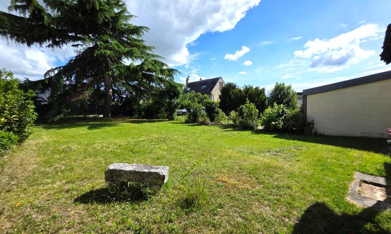 Andé (27430) : propriété avec maison, dépendances et potentiel locatif