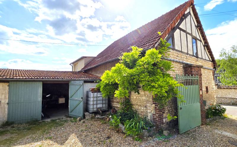 À vendre à Andé : maison de caractère avec nombreuses dépendances