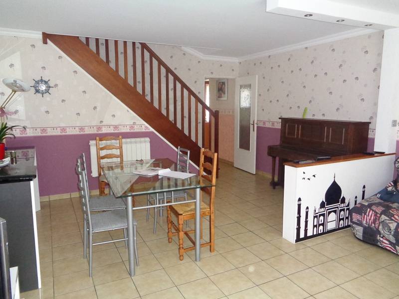 En vente maison d'habitation avec un séjour/salon de 29 m² 3 chambres et un jardin à Val de Reuil (27100)