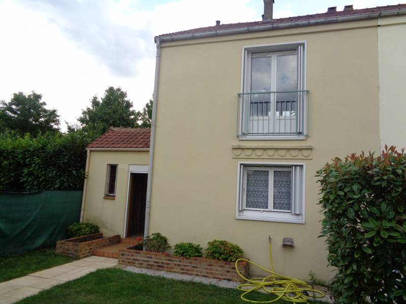 A vendre maison d'habitation F5 avec un jardin et un garage à Val de Reuil (27100) limite le vaudreuil (27100)