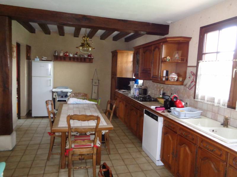 Vends pavillon sur sous sol avec grande cuisine équipée à La Haye Malherbe 27400