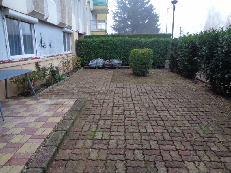 A vendre appartement F3 avec jardin et 2  garages dans une résidence sécurisée sur la commune de Val de Reuil