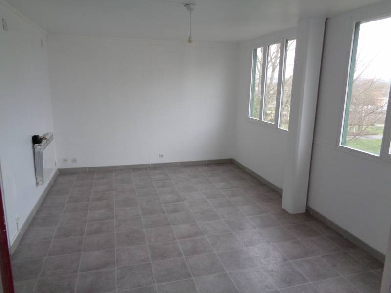 a vendre appartement F3 de 73 m² avec terrasse et deux garages à Val de Reuil 27100