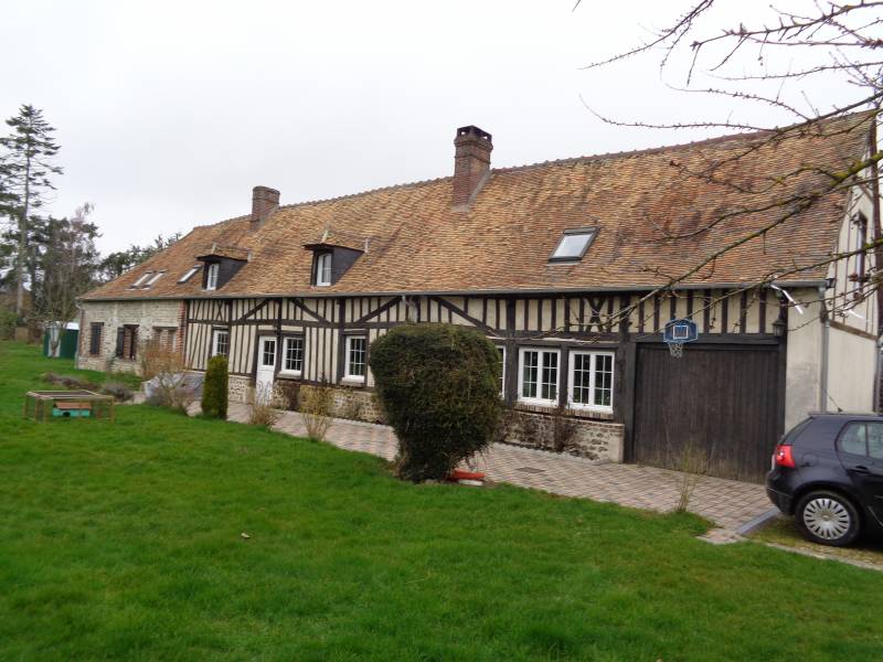 En vente maison normande avec des colombages sur la commune de Montaure 27400