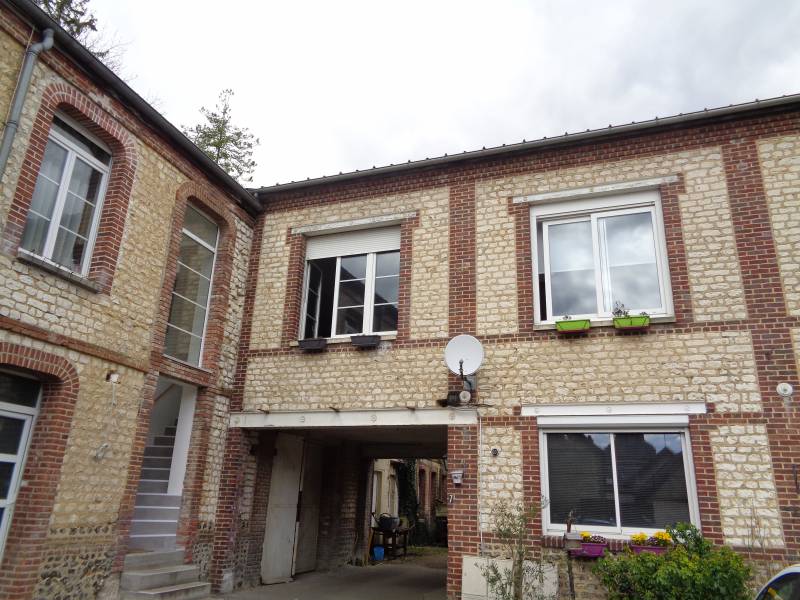 A vendre ensemble immobilier comprenant un plateau de 100 m² à aménager et un appartement F3 de 65 m² sur la commune de Saint Pierre du Vauvray (27430)