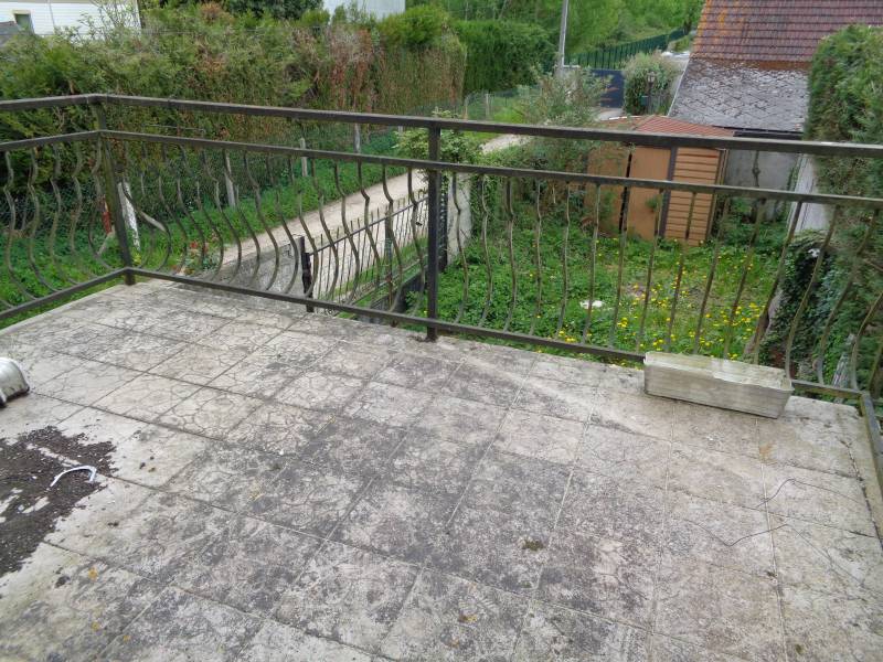 A vendre maison à rénover proche de la Seine avec une terrasse et un jardin à Val de Reuil 27100