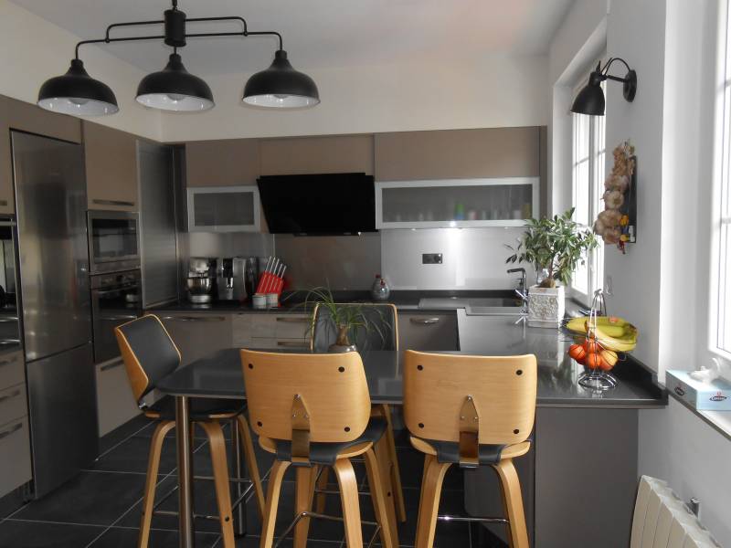 Appartement à Louviers avec cuisine équiipée avec une cave à vins