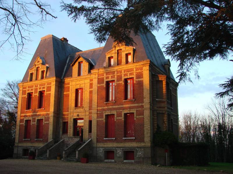 Château du XIXème siècle 20 pièces de 650 m2 sur terrain arboré de 4440m² entre Paris et la côte Normande