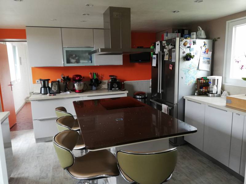 Cuisine aménagé et équipé avec îlot centrale