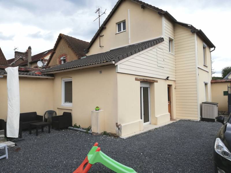 maison avec cour et stationnement