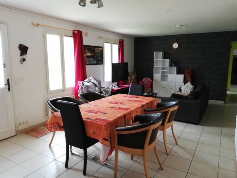 Pièce à vivre spacieuse