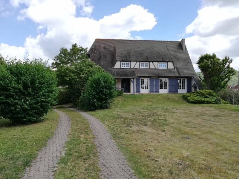 Maison T6 POSES Campagne proche commerces Maison rénovée avec sous sol et garage independant de 66m² + terrain clos