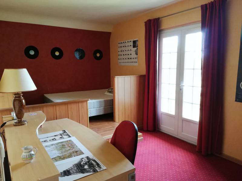 Maison T6 POSES Campagne proche commerces Maison rénovée avec sous sol et garage independant de 66m² + terrain clos