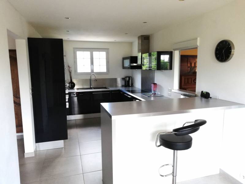 Maison T6 POSES Campagne proche commerces Maison rénovée avec sous sol et garage independant de 66m² + terrain clos