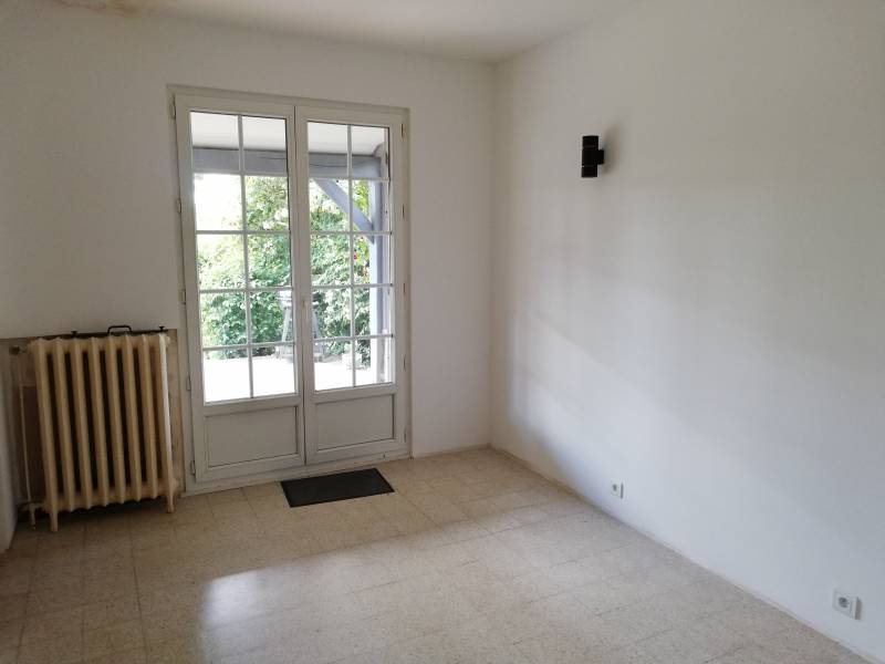 Maison T6 POSES Campagne proche commerces Maison rénovée avec sous sol et garage independant de 66m² + terrain clos