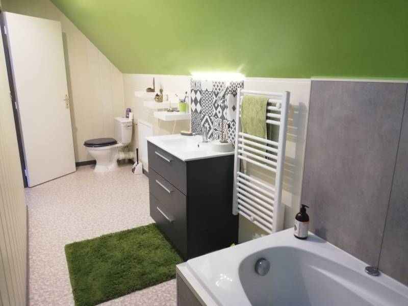 Salle de bain avec baignoire