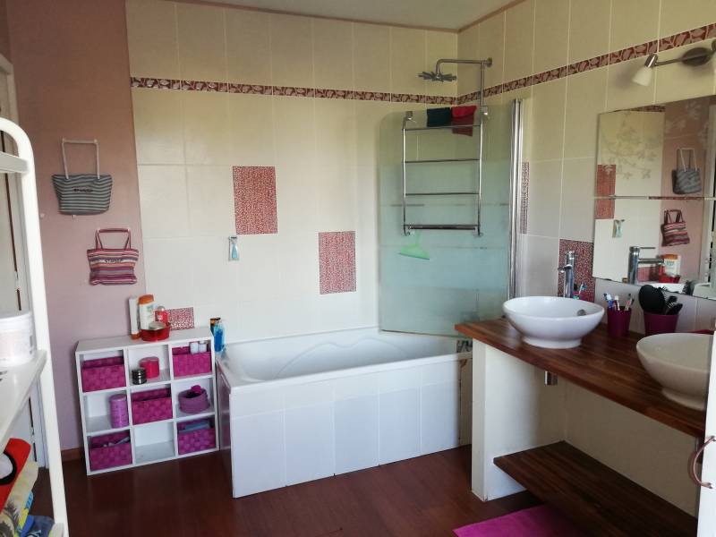 Salle de bains avec double vasques