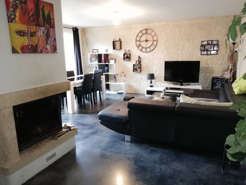 A vendre maison de ville rénovée de type F5 avec 2 terrasses sur la commune de Val de Reuil
