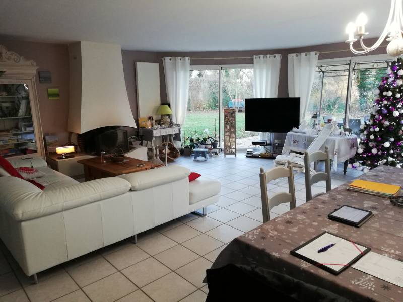 une maison de plein-pied de 170m² salon/séjour avec foyer ouvert