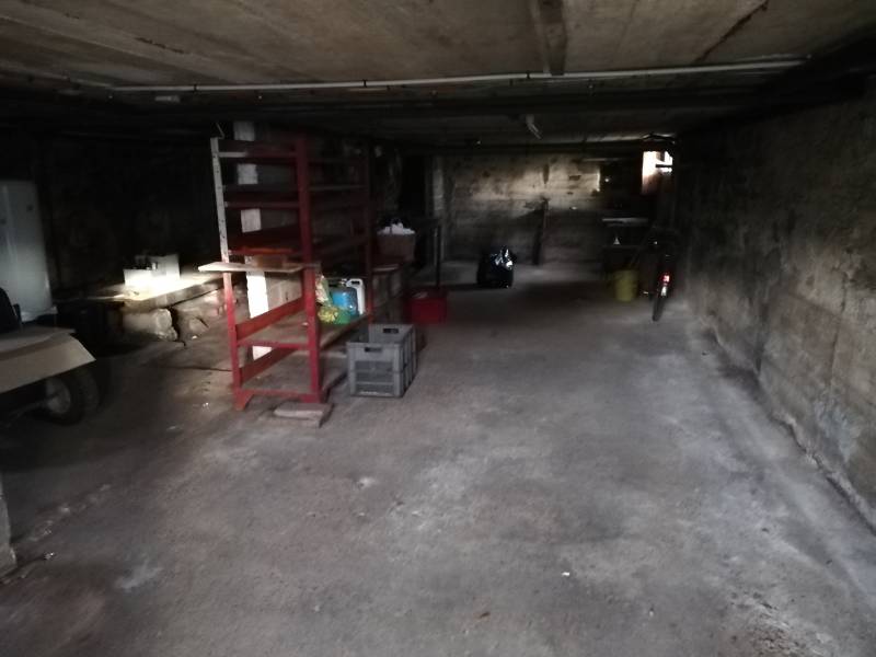 Sous-sol complet sous une maison de plein-pied avec un jardin de 900m²