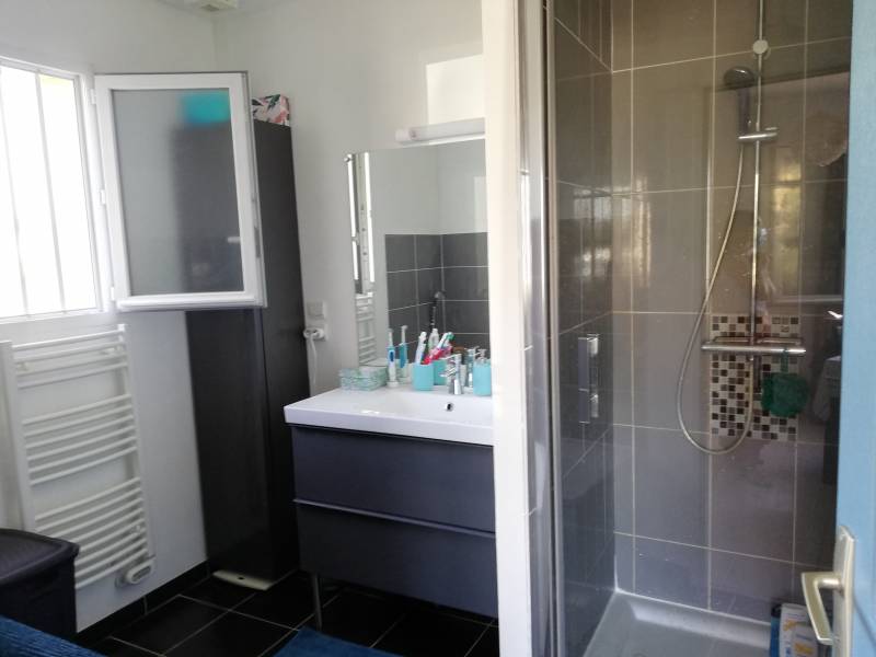 Salle de bains douche + baignoire