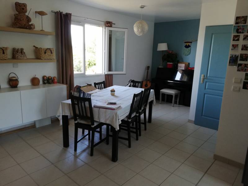 cuisine équipée dans une maison de 113m² à Surville