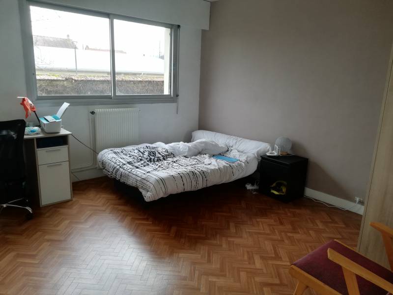 Grande chambre dans un appartement sur Louviers